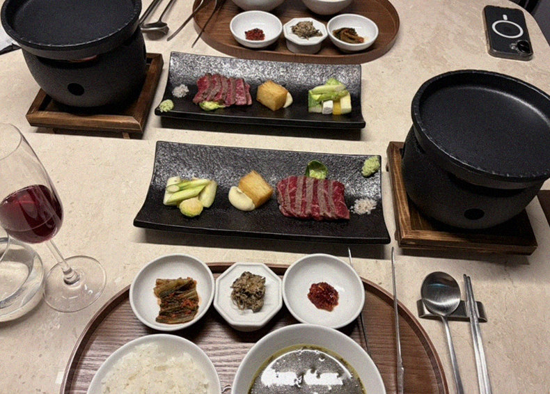 WOOARA Yeouido · 招牌韩牛展示 — 木盒中呈现的雪花韩牛与鱼子酱