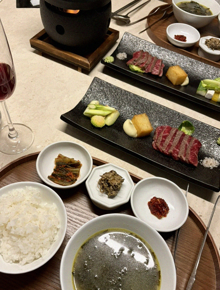 WOOARA Yeouido · 招牌韩牛展示 — 木盒中呈现的雪花韩牛与鱼子酱
