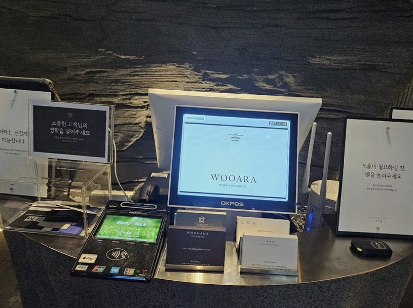 WOOARA Yeouido · シグネチャーの韓牛ショーイング — 木箱に盛られた霜降り韓牛とキャビア