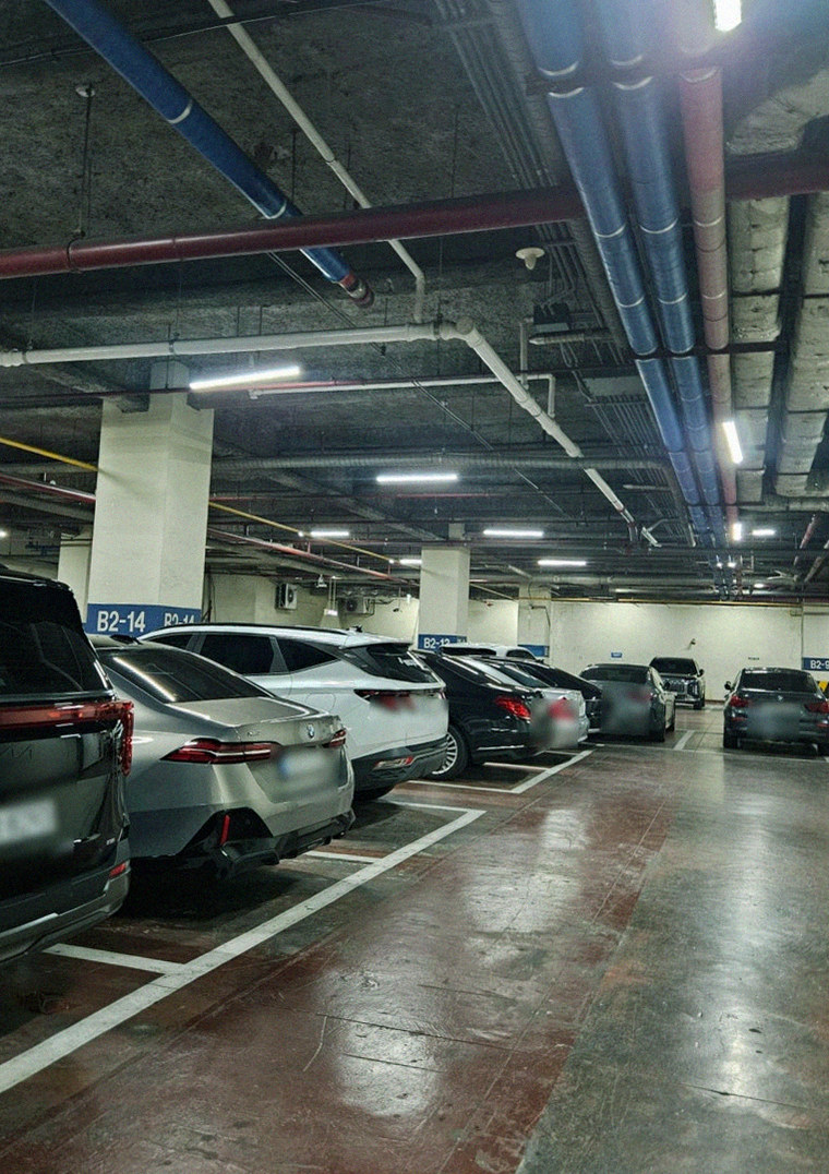 WOOARA Yeouido · 店舗入口と案内