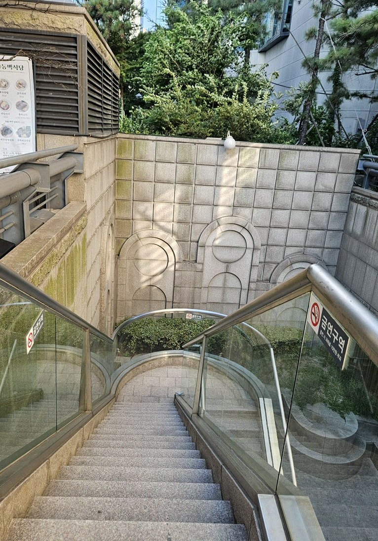 WOOARA Yeouido · 店舗入口と案内