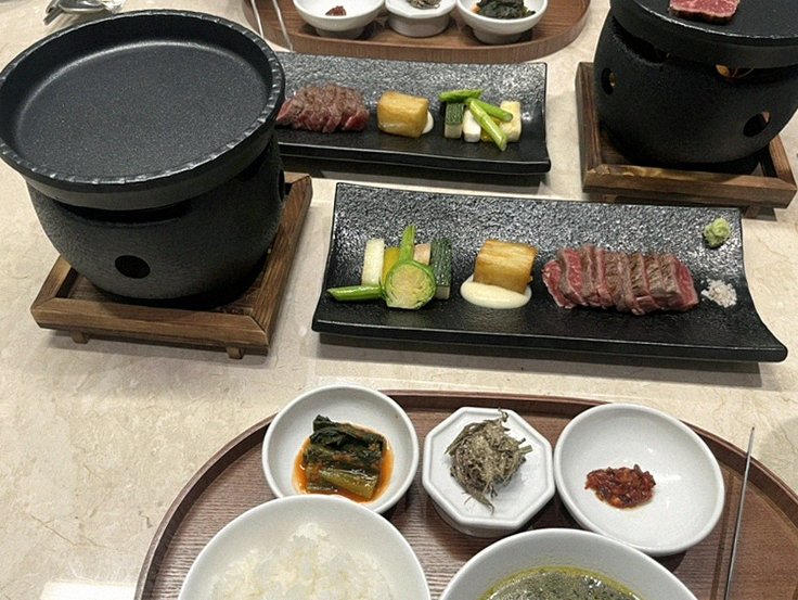 WOOARA Yeouido · assorted Korean side dishes (banchan)