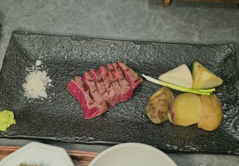 우하나 종각역점 · 종각 맛집 한우오마카세 · 한 접시씩 정성껏 플레이팅된 한우 코스 요리