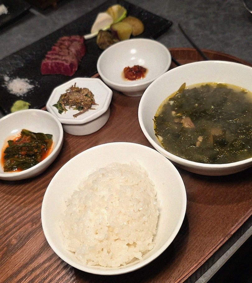 우하나 종각역점 · 종각 맛집 한우오마카세 · 정갈하게 차려진 반찬과 곁들임 찬