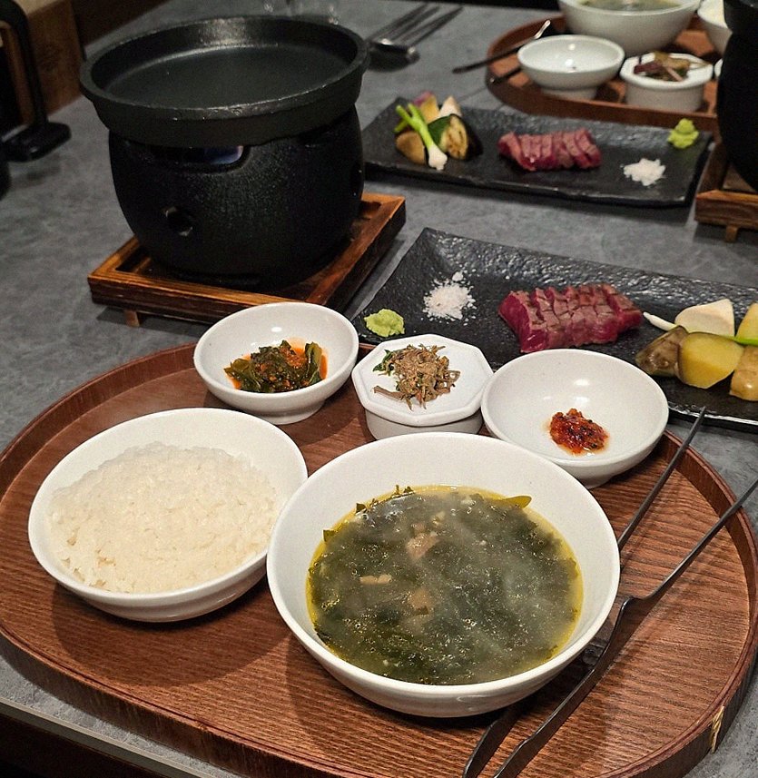 우하나 종각역점 · 종각 맛집 한우오마카세 · 한 접시씩 정성껏 플레이팅된 한우 코스 요리