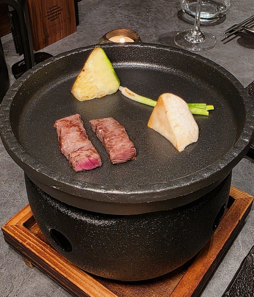 우하나 종각역점 · 종각 맛집 한우오마카세 · 시그니처 한우 쇼잉 — 진열함에 담긴 마블링 한우와 캐비아
