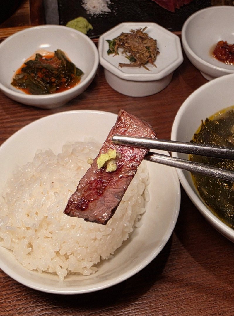 우하나 종각역점 · 종각 맛집 한우오마카세 · 정갈하게 차려진 반찬과 곁들임 찬