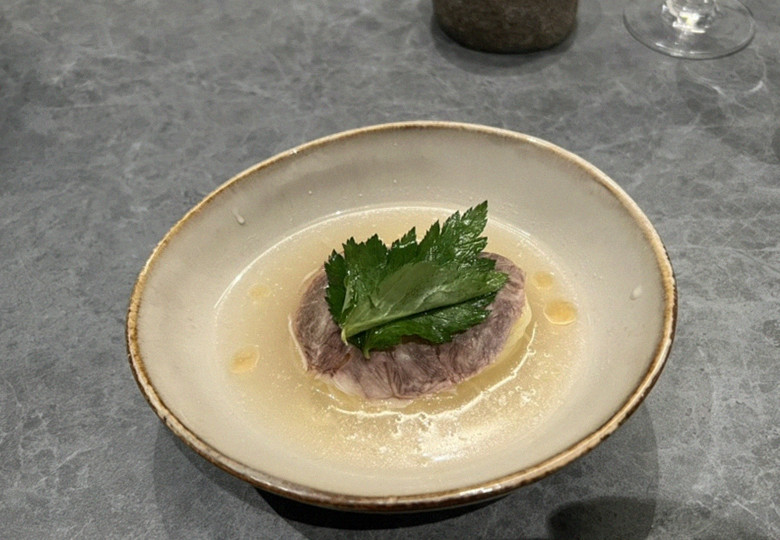 WOOHANA Jonggak · 新鮮な韓牛ユッケ