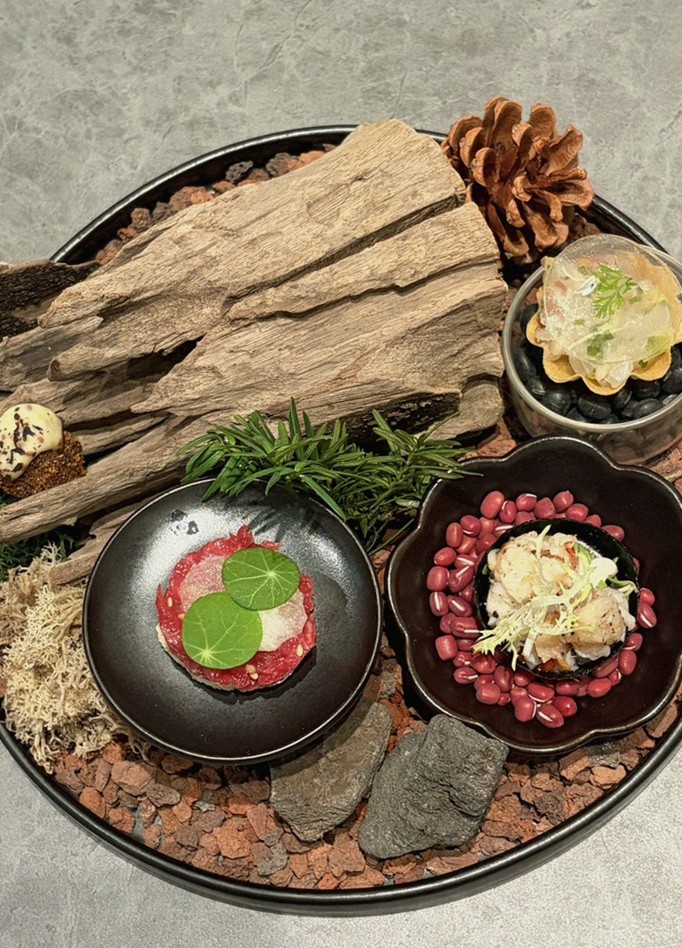 우하나 종각역점 · 광화문 맛집 종각 맛집 · 시그니처 한우 쇼잉 — 진열함에 담긴 마블링 한우와 캐비아