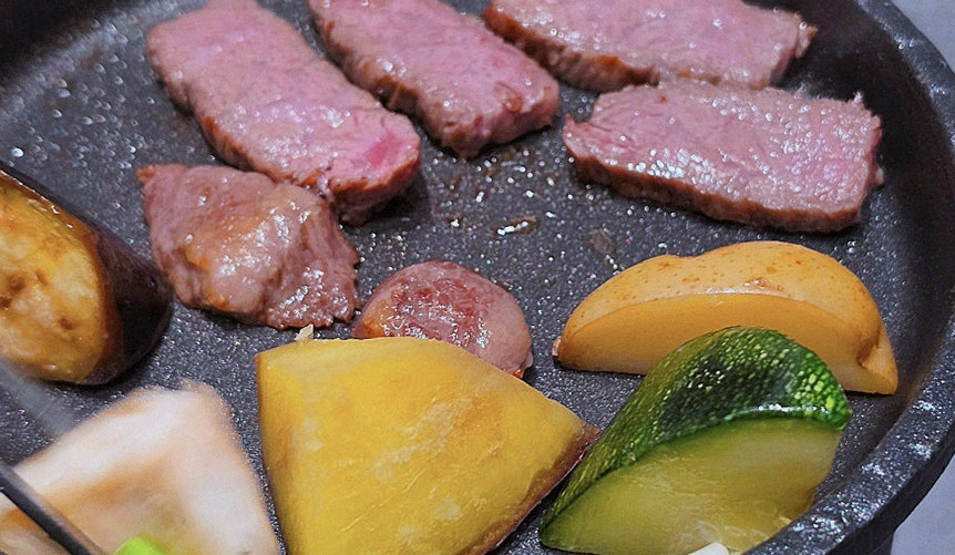 WOOHANA Jonggak · Hanwoo beef grilling over binchotan charcoal