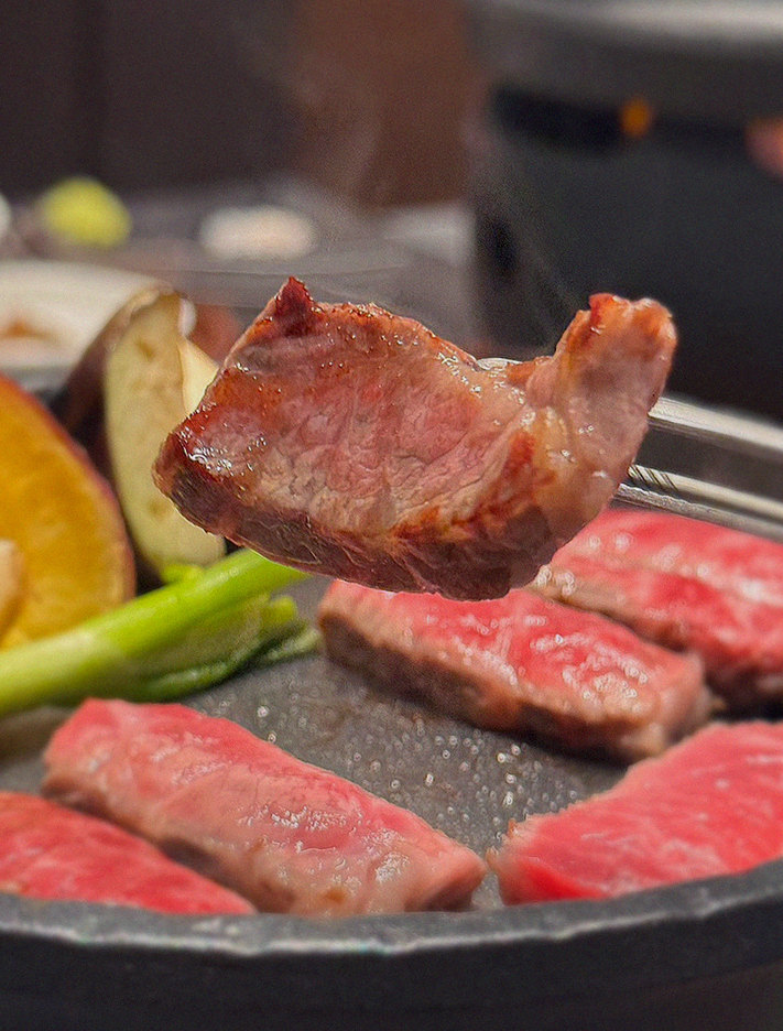 WOOHANA Jonggak · Hanwoo beef grilling over binchotan charcoal