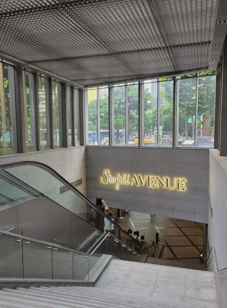 WOOHANA Jonggak · restaurant entrance and signage