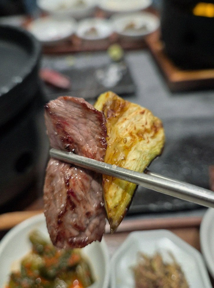 WOOHANA Jonggak · Hanwoo beef grilling over binchotan charcoal