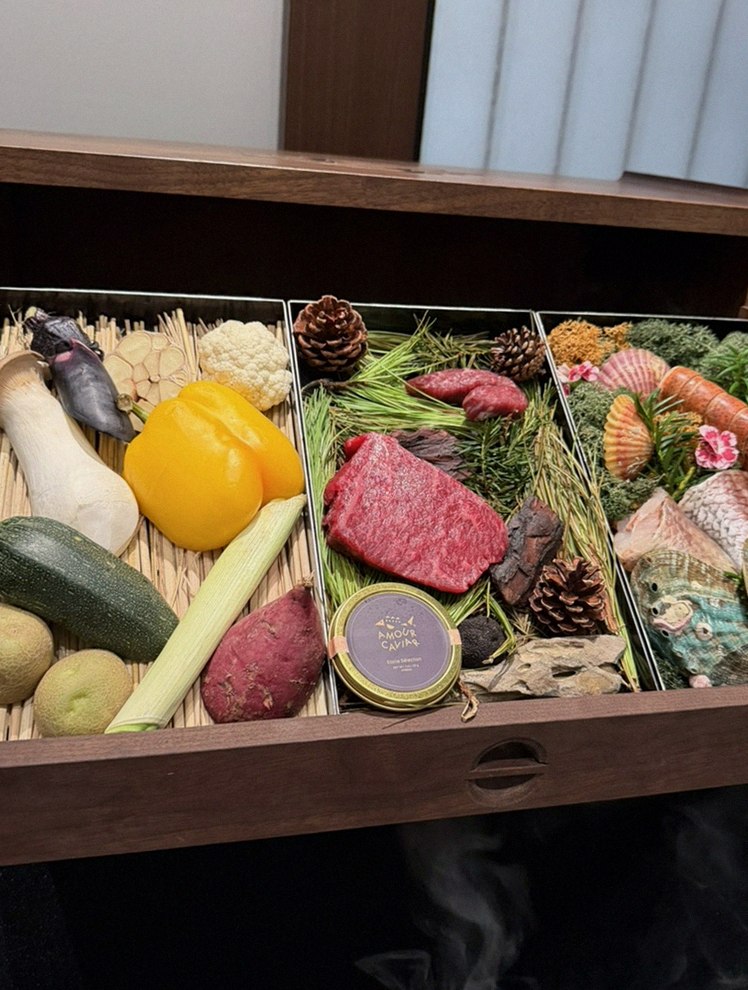 우하나 종각역점 · 광화문 맛집 한우오마카세 · 시그니처 한우 쇼잉 — 진열함에 담긴 마블링 한우와 캐비아