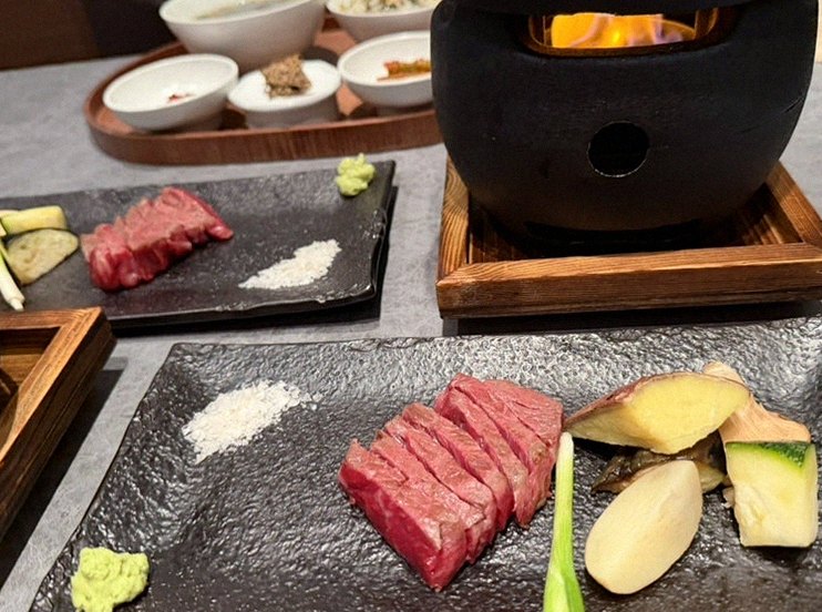 우하나 종각역점 · 광화문 맛집 한우오마카세 · 시그니처 한우 쇼잉 — 진열함에 담긴 마블링 한우와 캐비아