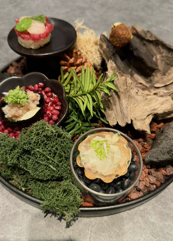 우하나 종각역점 · 광화문 맛집 한우오마카세 · 시그니처 한우 쇼잉 — 진열함에 담긴 마블링 한우와 캐비아