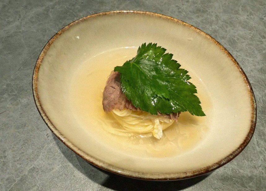 우하나 종각역점 · 광화문 맛집 한우오마카세 · 한 접시씩 정성껏 플레이팅된 한우 코스 요리