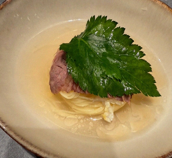 우하나 종각역점 · 광화문 맛집 한우오마카세 · 한 접시씩 정성껏 플레이팅된 한우 코스 요리