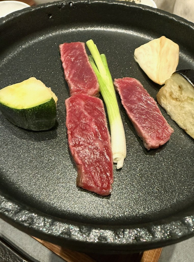 우하나 종각역점 · 광화문 맛집 한우오마카세 · 한 접시씩 정성껏 플레이팅된 한우 코스 요리