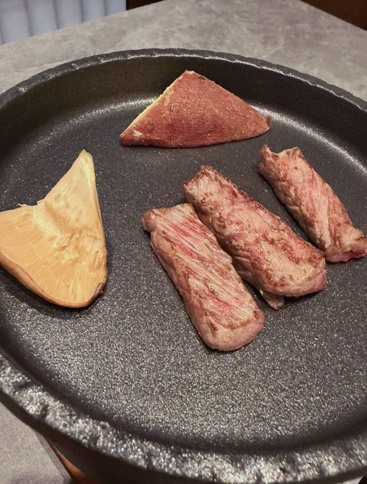 우하나 종각역점 · 광화문 맛집 한우오마카세 · 비장탄 그릴 위에서 익어가는 한우