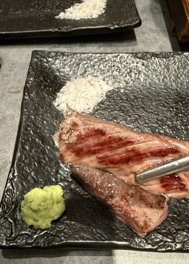 우하나 종각역점 · 광화문 맛집 한우오마카세 · 시그니처 한우 쇼잉 — 진열함에 담긴 마블링 한우와 캐비아