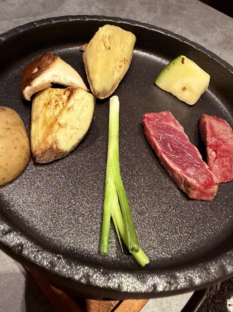 우하나 종각역점 · 광화문 맛집 한우오마카세 · 한 접시씩 정성껏 플레이팅된 한우 코스 요리