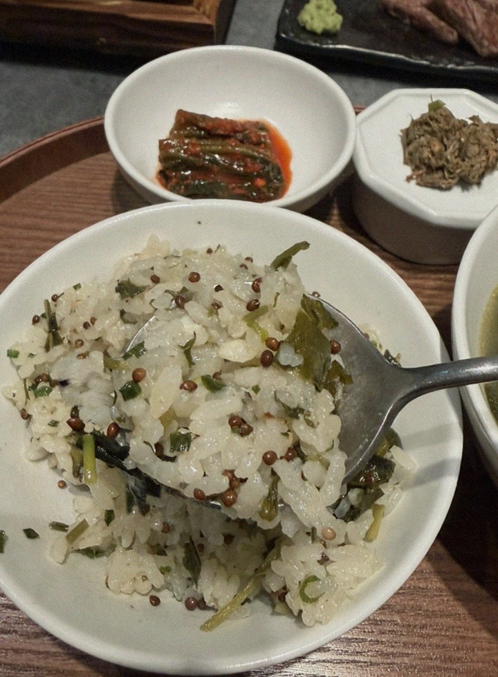 우하나 종각역점 · 광화문 맛집 한우오마카세 · 정갈하게 차려진 반찬과 곁들임 찬