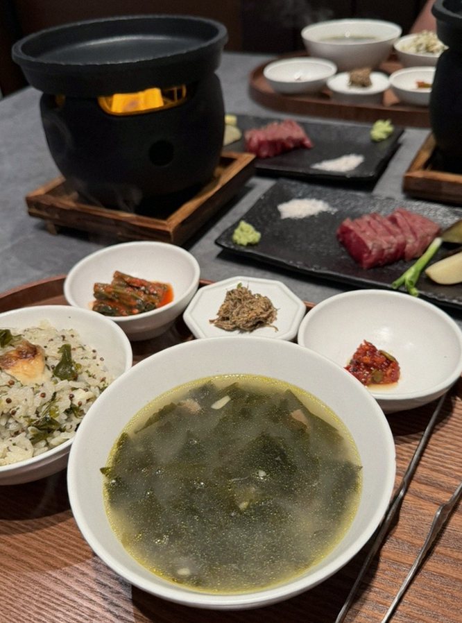 우하나 종각역점 · 광화문 맛집 한우오마카세 · 정갈하게 차려진 반찬과 곁들임 찬