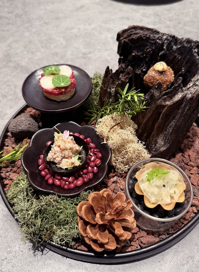 WOOHANA Jonggak · the signature Hanwoo showing — marbled beef cuts and caviar presented in a display chest