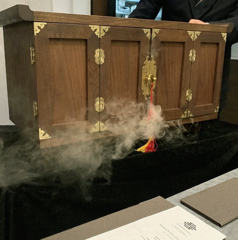WOOHANA Jonggak · 招牌韩牛展示 — 木盒中呈现的雪花韩牛与鱼子酱