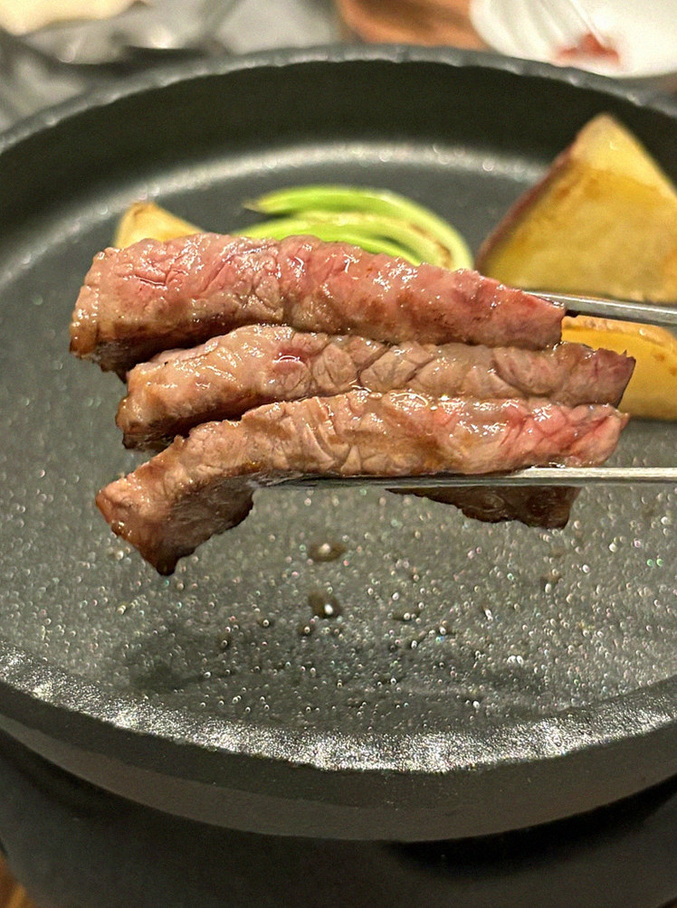 우하나 종각역점 · 종각 맛집 광화문 맛집 · 마블링이 살아있는 프리미엄 한우 쇼잉