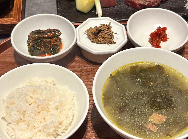 우하나 종각역점 · 종각 맛집 광화문 맛집 · 정갈하게 차려진 반찬과 곁들임 찬