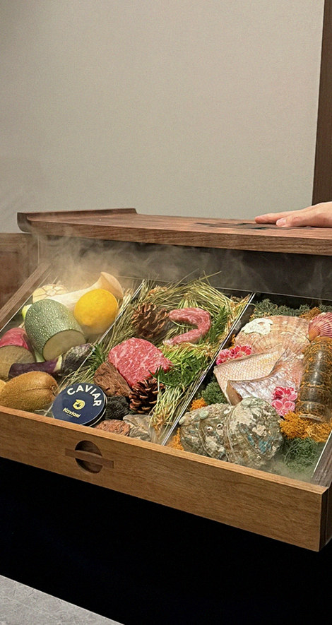 WOOHANA Yeouido · シグネチャーの韓牛ショーイング — 木箱に盛られた霜降り韓牛とキャビア