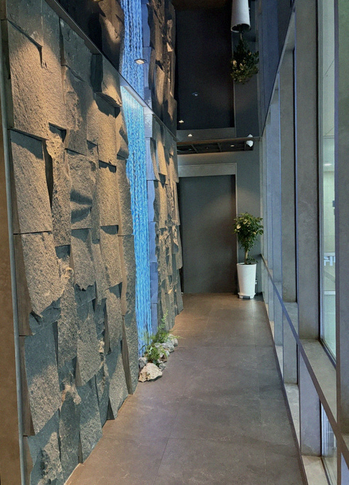 WOOHANA Yeouido · 店舗入口と案内