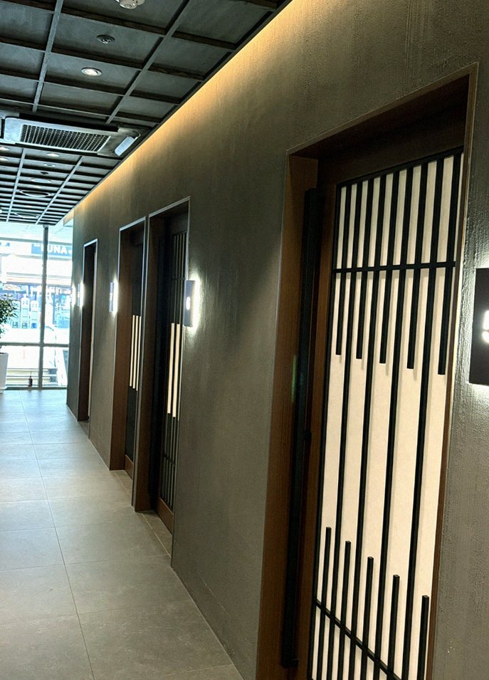 WOOHANA Yeouido · 店舗入口と案内