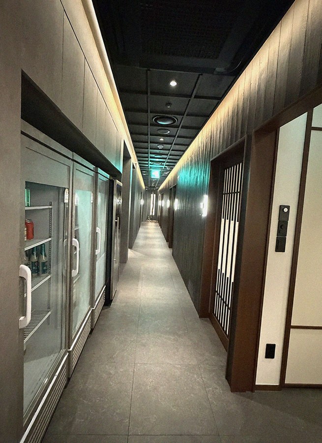 WOOHANA Yeouido · 店舗入口と案内