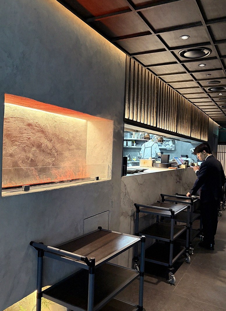 WOOHANA Yeouido · 店舗入口と案内