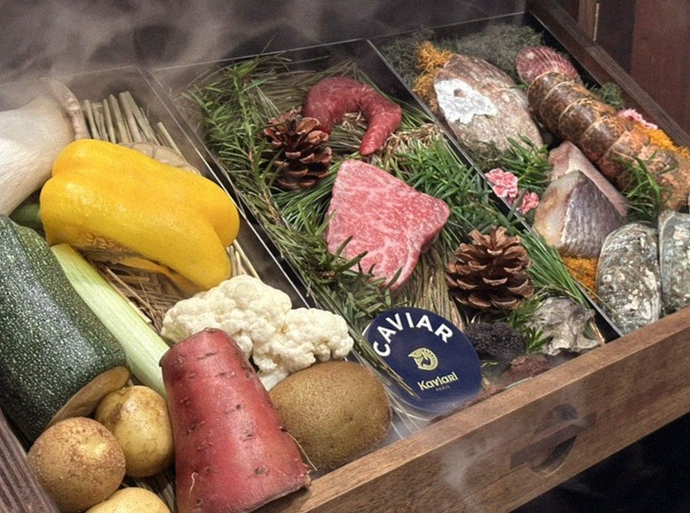우하나 여의도점 · 여의도 룸식당 여의도 맛집 · 시그니처 한우 쇼잉 — 진열함에 담긴 마블링 한우와 캐비아