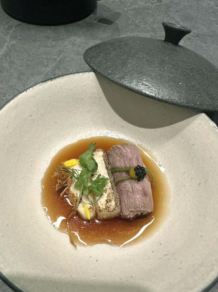 우하나 여의도점 · 여의도 룸식당 여의도 맛집 · 한 접시씩 정성껏 플레이팅된 한우 코스 요리