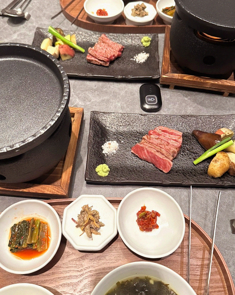 우하나 여의도점 · 여의도 룸식당 여의도 맛집 · 시그니처 한우 쇼잉 — 진열함에 담긴 마블링 한우와 캐비아