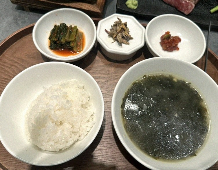 우하나 여의도점 · 여의도 룸식당 여의도 맛집 · 정갈하게 차려진 반찬과 곁들임 찬
