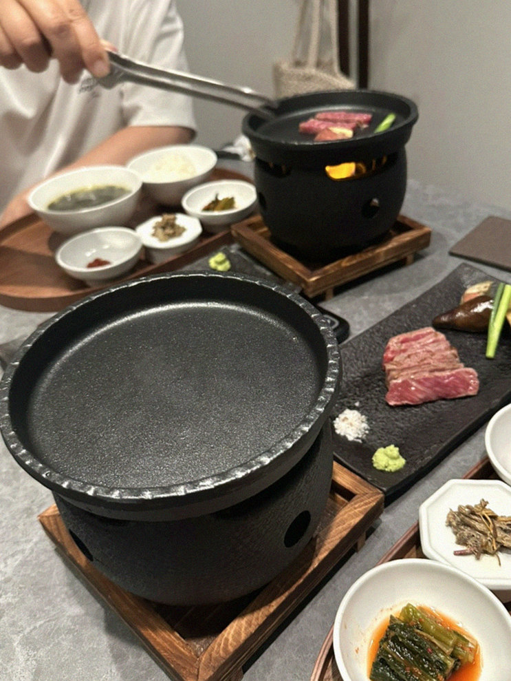 우하나 여의도점 · 여의도 룸식당 여의도 맛집 · 시그니처 한우 쇼잉 — 진열함에 담긴 마블링 한우와 캐비아