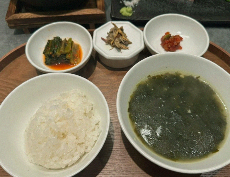 우하나 여의도점 · 여의도 룸식당 여의도 맛집 · 정갈하게 차려진 반찬과 곁들임 찬
