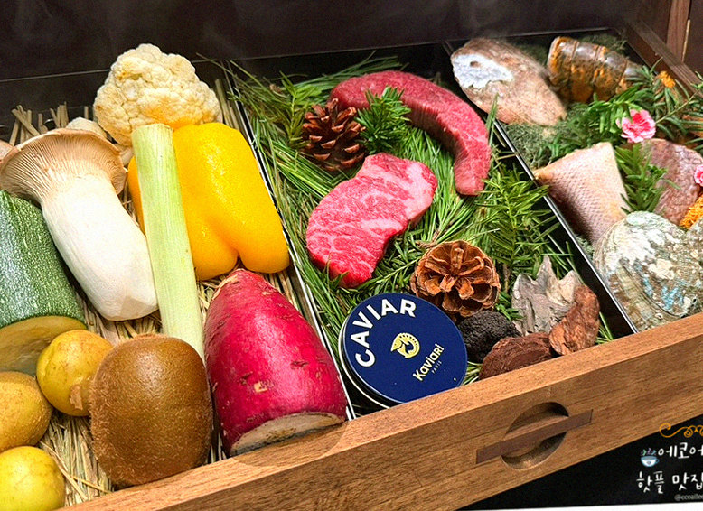 WOOHANA Yeouido · 招牌韩牛展示 — 木盒中呈现的雪花韩牛与鱼子酱