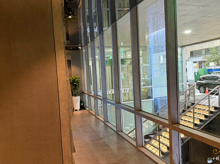 WOOHANA Yeouido · 餐厅入口与指引