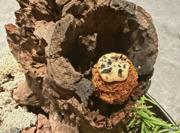 WOOHANA Yeouido · 招牌韩牛展示 — 木盒中呈现的雪花韩牛与鱼子酱