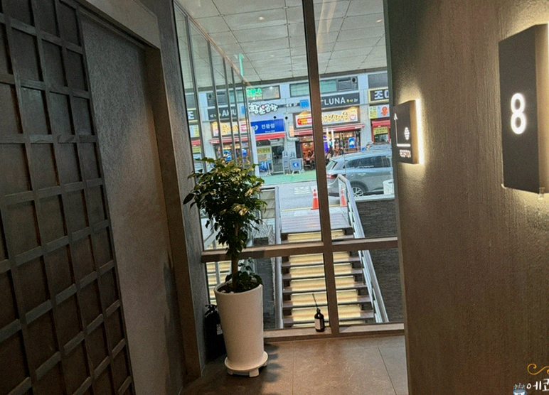 WOOHANA Yeouido · 餐厅入口与指引