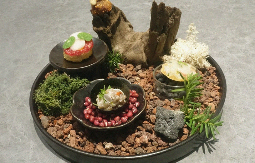 우하나 여의도점 · 여의도 룸식당 여의도 한정식 · 시그니처 한우 쇼잉 — 진열함에 담긴 마블링 한우와 캐비아