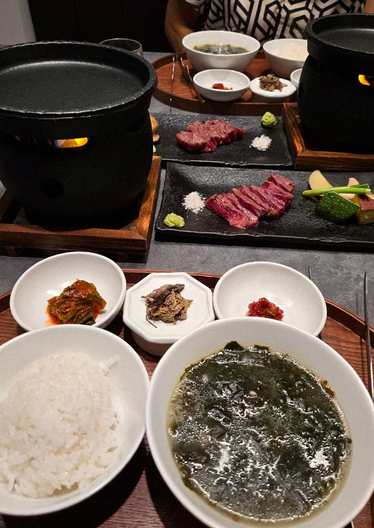 우하나 여의도점 · 여의도 룸식당 여의도 오마카세 · 시그니처 한우 쇼잉 — 진열함에 담긴 마블링 한우와 캐비아