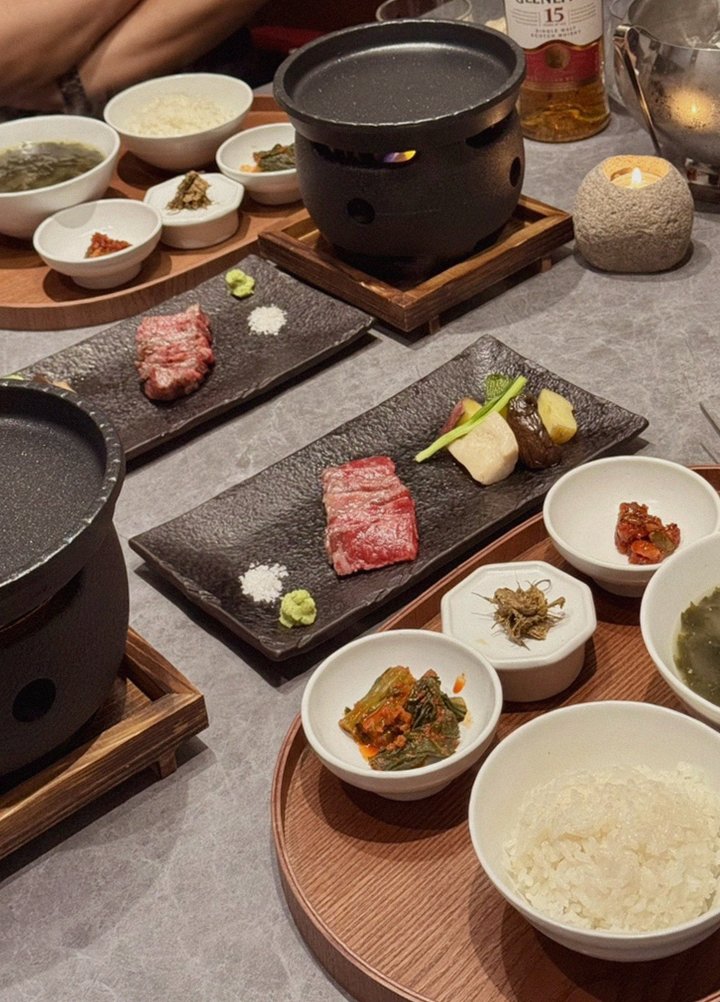 우하나 여의도점 · 여의도 룸식당 여의도 오마카세 · 시그니처 한우 쇼잉 — 진열함에 담긴 마블링 한우와 캐비아